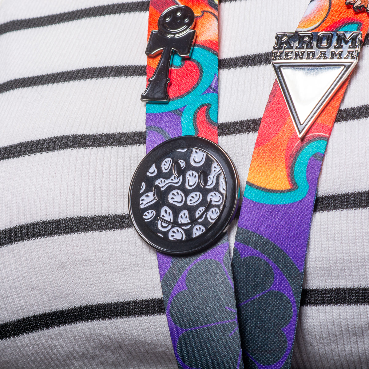 SMILEY METAL PIN